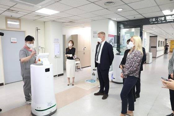 덴마크 고령부 메테 키르케고르 장관이 지난달 26일 국내 병원 중 가장 많은 로봇이 도입된 한림대성심병원을 찾았다. 사진 한림대성심병원