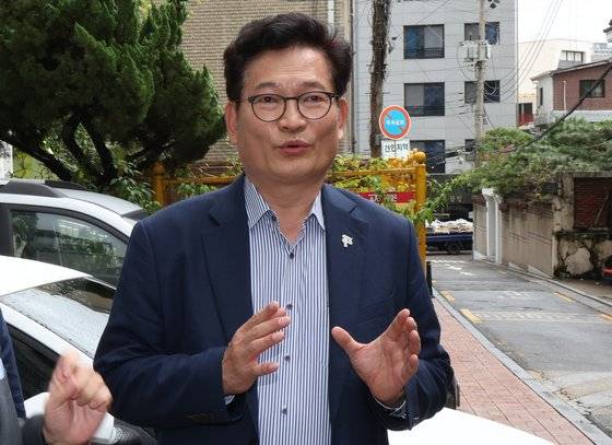 송영길 전 더불어민주당 대표가 지난달 27일 서울 용산구 자택 앞에서 취재진의 질문에 답하고 있다. 검찰은 이날 송 전 대표의 ‘외곽조직 불법 후원금 의혹’을 수사하기 위해 자택을 압수수색했다. 연합뉴스