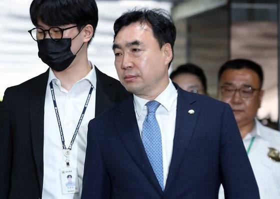 ‘더불어민주당 전당대회 돈봉투 의혹’의 핵심 피의자 윤관석 무소속 의원이 지난 8월 4일 오전 서울 서초동 서울중앙지방법원에서 열린 구속 전 피의자심문(영장실질심사)에 출석하고 있다. 윤 의원은 이날 구속영장이 발부돼 지난 8월 22일 구속 기소됐다. 이후 지난달 18일 첫 재판에서 “총액 2000만원의 돈봉투 20개를 수수했다”고 인정했다. 뉴스1