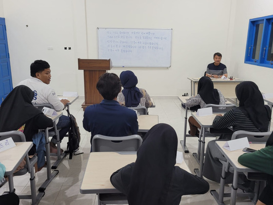 정덕영 한글학교 교장이 인도네시아 바우바우시에서 한글 수업을 하고 있다. 사진 강민구씨