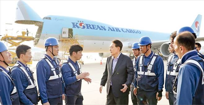 < 수출 역군 격려하는 尹 > 윤석열 대통령이 추석 연휴 첫날인 지난달 28일 인천국제공항 대한항공 화물터미널에서 항공·화물 종사자들을 격려하고 있다. 윤 대통령은 “항공 화물 없이는 국민 경제 활동도 없는 것이나 마찬가지”라며 업무에 힘써줄 것을 당부했다.  김범준 기자