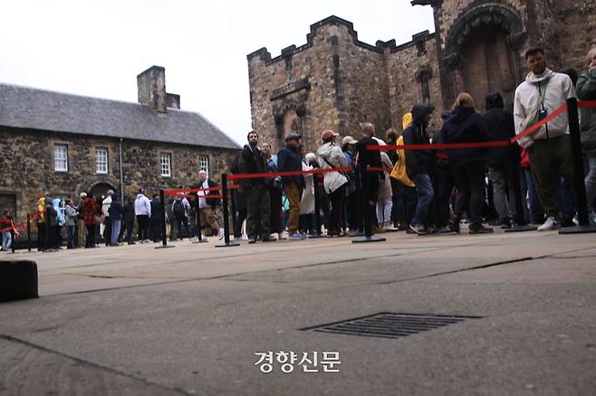 영국 에든버러에 있는 에든버러 성 내 배수구가 지난달 19일 매우 작은 채로 유지되고 있다.  에든버러성 크라운광장에 배수구는 사진의 배수구가 유일하다. 강한들 기자