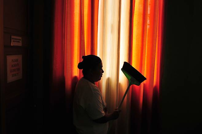 해외에서 일하려는 필리핀 가사노동자가 2013년 9월 필리핀 마닐라에서 가사일을 배우고 있다. 게티이미지