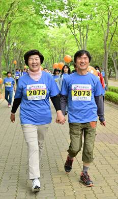 2019년 노옥희 울산시교욱감 부부가 울산커플마라톤대회에 참가해 5km 구간을 완주했을 당시 모습. 경상일보 제공