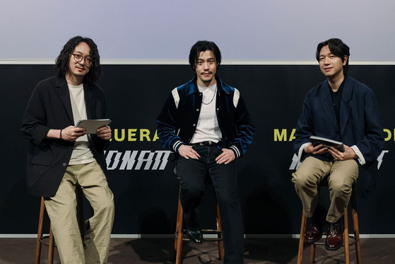 HYBE IM President Chung Woo-young, left, singer Midnatt, center, and BigHit Music President Shin Young-jae are pictured at Midnatt's showcase for his first single ″Masquerade″ Monday at the CGV Yongsan branch in central Seoul. [HYBE]