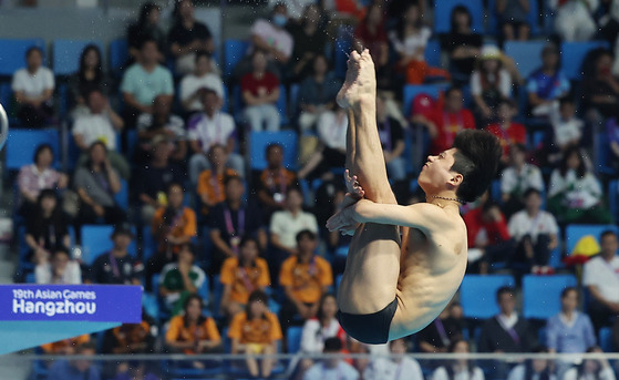 Korean diver Yi Jae-gyeong competes in the men’s 3-meter springboard final at the Hangzhou Asian Games held at Hangzhou Olympic Sports Centre Aquatic Sports Arena in Hangzhou, China on Tuesday. [YONHAP]