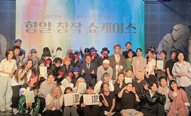 지난 9월 15일 경기상상캠퍼스에서 열린 ‘항일 창작 쇼케이스’에서 예술인들과 기념촬영을 하고 있는 유 대표이사. 경기문화재단 제공