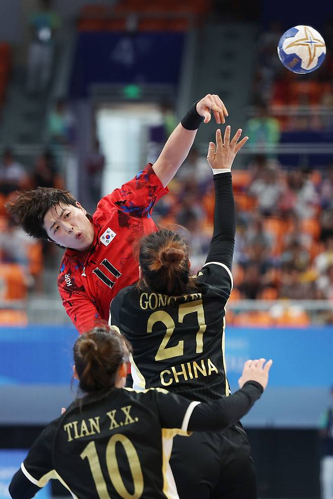 3일 중국 항저우 저장 궁상대 스포츠센터에서 열린 항저우 아시안게임 여자 핸드볼 준결승 중국전에서 류은희가 류은희가 슛을 시도하고 있다. 연합뉴스