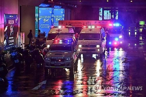 총격이 발생한 시암 파라곤 쇼핑몰에 도착한 구급차량.[사진출처 = AFP 연합뉴스]