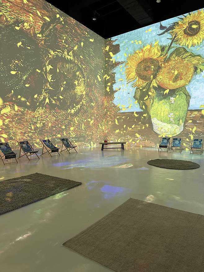 반 고흐의 해바라기를 표현한 미디어아트. /사진= 강예신 여행+ 기자