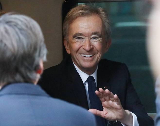 [서울=뉴시스] 조수정 기자 = 글로벌 명품 그룹 루이비통모에헤네시(LVMH)의 베르나르 아르노 총괄회장이 지난 3월 21일 오후 서울 여의도 더현대서울을 찾아 매장을 둘러본 뒤 차량에 올라 계열사 대표들과 인사하고 있다.