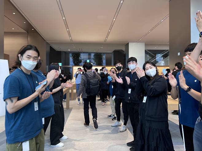 애플 ‘아이폰’ 매장에 젊은 세대가 몰리고 있다.