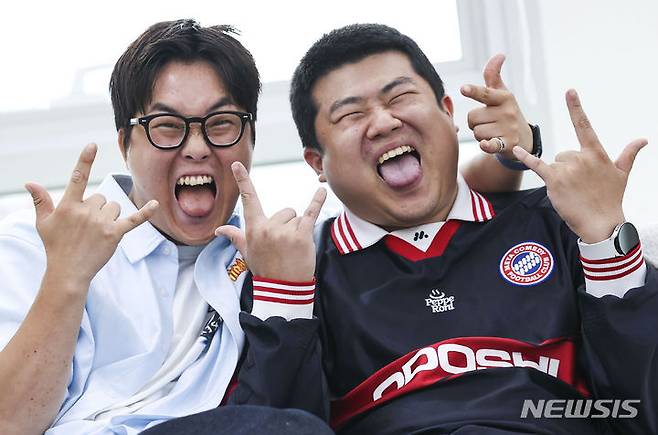 [서울=뉴시스] 정병혁 기자 =  크리에이터 뷰티풀너드의 최제우와 전경민이 13일 서울 마포구 메타코미디 사옥에서 뉴시스와의 인터뷰에 앞서 포즈를 취하고 있다. 2023.09.13. jhope@newsis.com