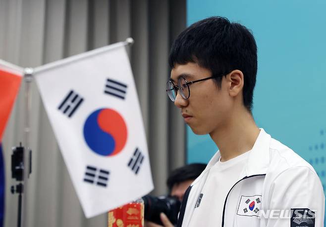 [항저우=뉴시스] 고승민 기자 = 3일 중국 항저우 기원에서 열린 2022 항저우 아시안게임 남자 바둑 단체전 결승 한국 대 중국 경기, 중국 리천청에 맞서는 한국 변상일이 수를 생각하고 있다. 2023.10.03. kkssmm99@newsis.com