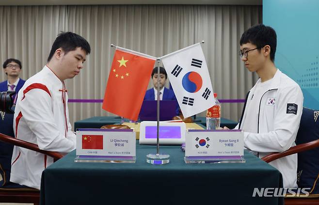 [항저우=뉴시스] 고승민 기자 = 3일 중국 항저우 기원에서 열린 2022 항저우 아시안게임 남자 바둑 단체전 결승 한국 대 중국 경기, 중국 리천청에 맞서는 한국 변상일이 수를 생각하고 있다. 2023.10.03. kkssmm99@newsis.com