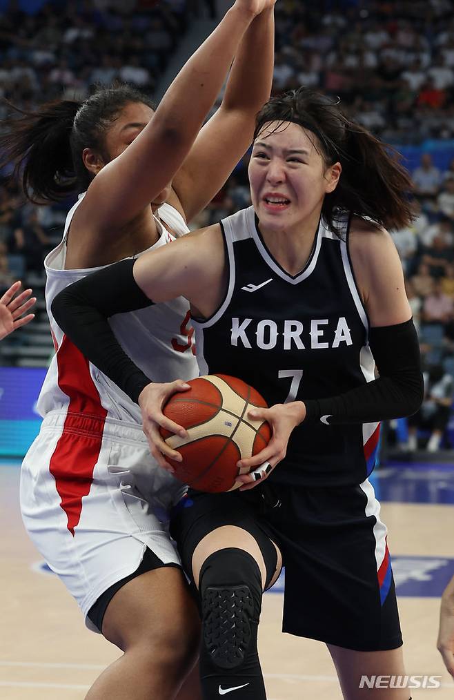 [항저우=뉴시스] 고승민 기자 = 3일 중국 항저우 올림픽 스포츠센터 농구장에서 열린 2022 항저우 아시안게임 여자 농구 4강 한국 대 일본 경기, 한국 박지수가 돌파를 시도하고 있다. 2023.10.03. kkssmm99@newsis.com
