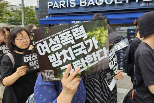 ▲24일 서울 신림동 일대에서 열린 '공원 여성살해 사건 피해자 추모 및 여성폭력 방치국가 규탄 긴급행동' 현장 사진. 참여자들이 현장 추모를 마친 후 신림역 방향으로 행진하고 있다. ⓒ프레시안(한예섭)