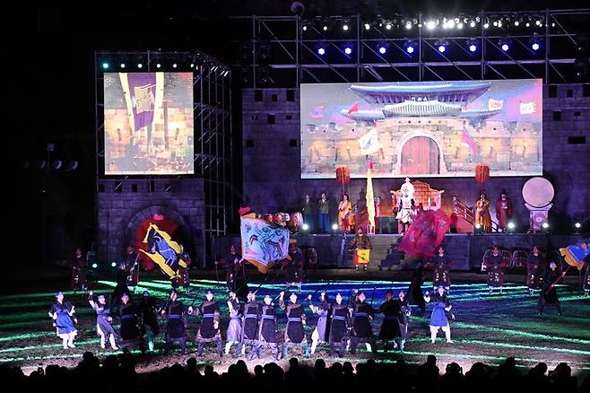 지난해 열린 수원화성문화제의 주제공연. 수원시 제공