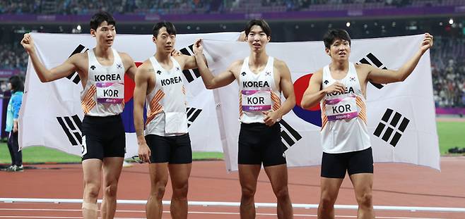 3일 중국 항저우 올림픽 스포츠센터에서 열린 항저우 아시안게임 남자 400ｍ 계주 결선에서 동메달을 차지한 대한민국 김국영, 고승환, 이정태, 이재성이 태극기를 펼치고 기념 촬영을 하고 있다. 항저우=연합뉴스