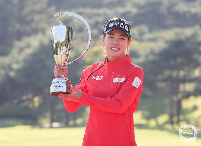 박주영이 지난 1일 경기도 파주 서원밸리CC에서 끝난 KLPGA 투어 대보 하우스디 오픈에서 우승한 뒤 트로피를 들고 웃고 있다. 박주영은 시즌 마지막 메이저대회 하이트진로 챔피언십에서 2주 연속 우승에 도전한다. ｜KLPGA 제공