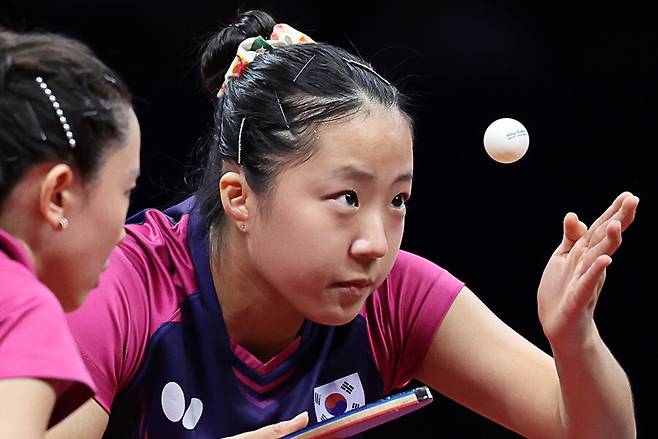 ▲ 2022 항저우 아시안게임 탁구 여자 복식 결승전에서 서브를 구사하는 신유빈 ⓒ연합뉴스