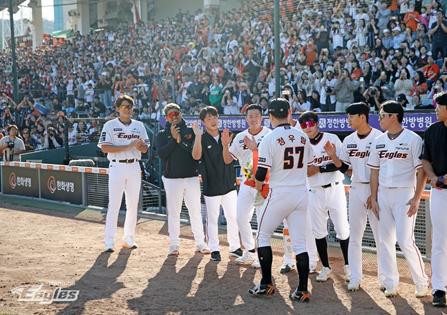 한화 정우람이 2일 대전 NC전에서 통산 1000경기 등판을 달성한 후 동료들의 축하를 받고 있다.  /사진=한화 이글스