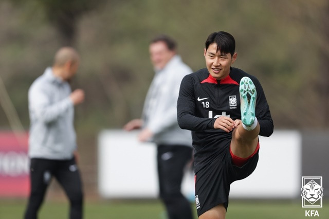 훈련을 소화하고 있는 이강인(오른쪽). /사진=대한축구협회 제공