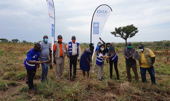 우간다 농토 일구기 공적개발원조 (서울=연합뉴스) 코이카와 KOICA와 유엔개발계획(UNDP)이 공동으로 진행한 우간다 난민 및 지역 여성 역량 강화 사업의 농토 일구는 모습. [코이카 제공. 재판매 및 DB 금지]