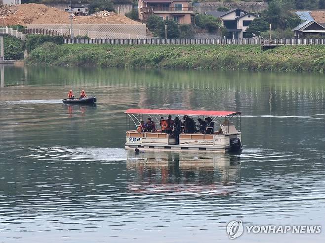 추락 헬기 수색 작업 (포천=연합뉴스) 심민규 기자 = 3일 오전 경기 포천시 고모리저수지에 민간 헬기 1대가 추락해 소방 당국이 수색 작업을 하고 있다.2023.10.3 wildboar@yna.co.kr