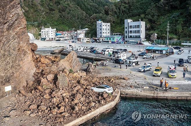 울릉도 거북바위 붕괴 현장 (울릉=연합뉴스) 윤관식 기자 = 2일 오전 6시 56분께 경북 울릉군 서면 남양리 통구미의 거북바위가 붕괴되며 관광객 4명을 덮치는 사고가 발생했다. 사진은 붕괴된 거북바위 모습. 2023.10.2[울릉군 제공.재판매 및 DB금지] psik@yna.co.kr