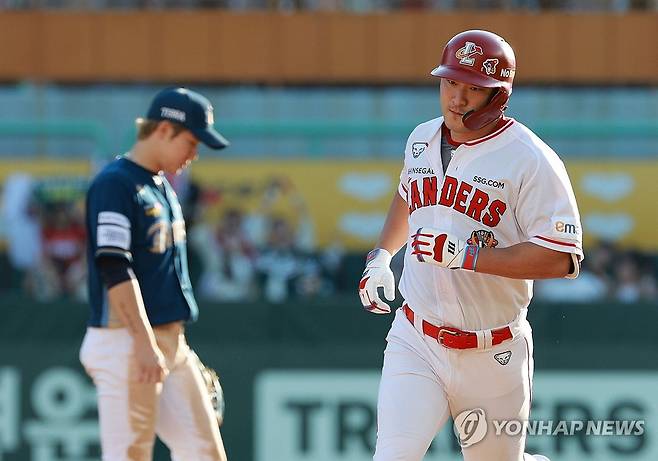 '우리가 이긴다' (인천=연합뉴스) 한종찬 기자 = 3일 오후 인천 SSG 랜더스필드에서 열린 프로야구 SSG 랜더스와 NC 다이노스의 경기.  8회말 2사에서 SSG 하재훈이 NC 이준호를 상대로 솔로 홈런을 친 뒤 그라운드를 돌고 있다. 2023.10.3 saba@yna.co.kr