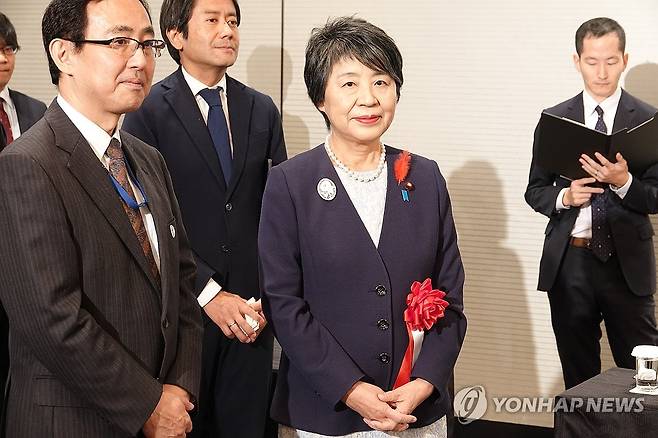 한국 국경일 행사 참석한 가미카와 요코 일본 외무상 (도쿄=연합뉴스) 박성진 특파원 = 가미카와 요코 일본 외무상이 3일 주일본 한국대사관 주최로 도쿄의 한 호텔에서 열린 한국 국경일 행사에 참석하고 있다. 2023.10.3 sungjinpark@yna.co.kr