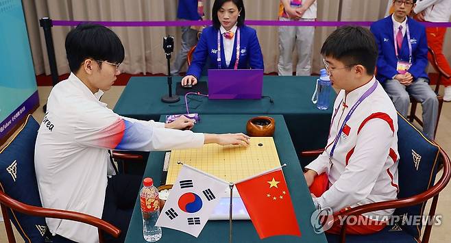 신진서 '금메달을 향한 한 수' (항저우=연합뉴스) 김인철 기자 = 3일 중국 저장성 중국기원 분원에서 열린 19회 항저우 아시안게임 바둑 남자단체 결승전에서 한국 신진서가 중국 양딩신과 대국하고 있다. 2023.10.3 yatoya@yna.co.kr