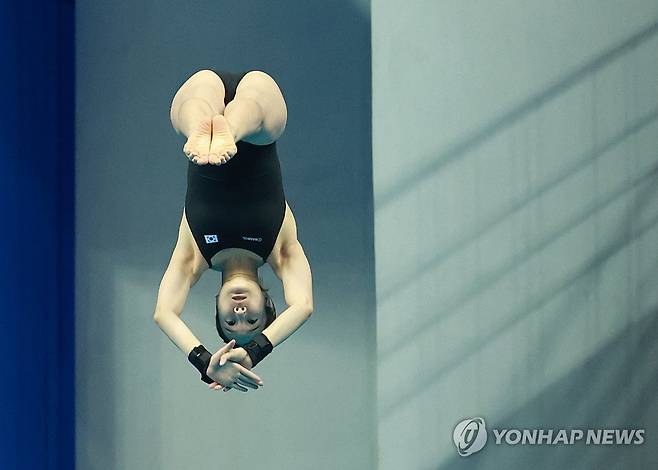 결승 연기 선보이는 문나윤 (항저우=연합뉴스) 홍해인 기자 = 문나윤이 3일 중국 항저우 올림픽 스포츠센터 수영장에서 열린 2022 항저우 아시안게임 다이빙 여자 10m 플랫폼 결승에서 연기를 선보이고 있다. 2023.10.3 hihong@yna.co.kr