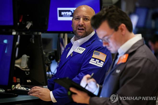 NYSE 입회장에 있는 트레이더들의 모습 [연합뉴스 자료사진]