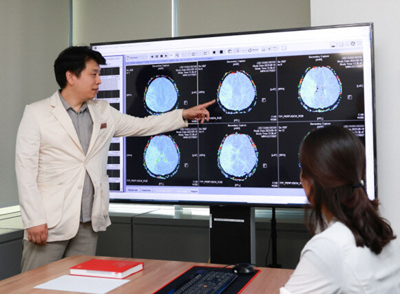삼성서울병원 신경과 김형준 교수가 뇌졸중 환자 뇌 MRI를 보며 설명하고 있다.