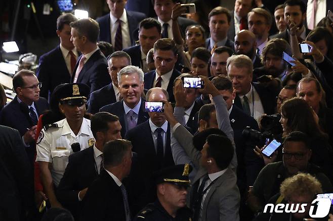 케빈 매카시 미 하원의장이 3일(현지시간) 의장직에서 해임된 뒤 발걸음을 옮기고 있다.  ⓒ AFP=뉴스1