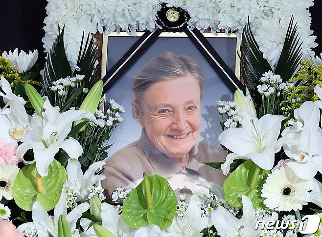 대한간호협회 관계자 및 간호사들이 4일 오전 서울 중구 동호로 대한간호협회회관 앞에 마련된 고 마가렛 피사렉 국민 분향소에서 열린 추모식에서 헌화하고 있다. 2023.10.4/뉴스1 ⓒ News1 박정호 기자