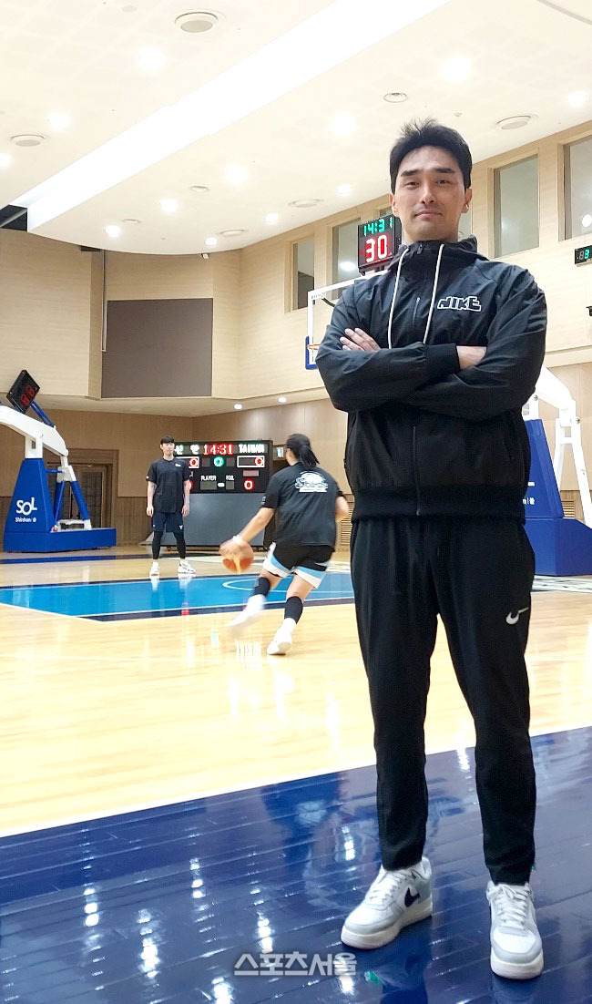 신한은행 구나단 감독이 용인 기흥 신한은행 블루캠퍼스 신축체육관에서 포즈를 취하고 있다. 사진 | 스포츠서울 이웅희기자 iaspire@