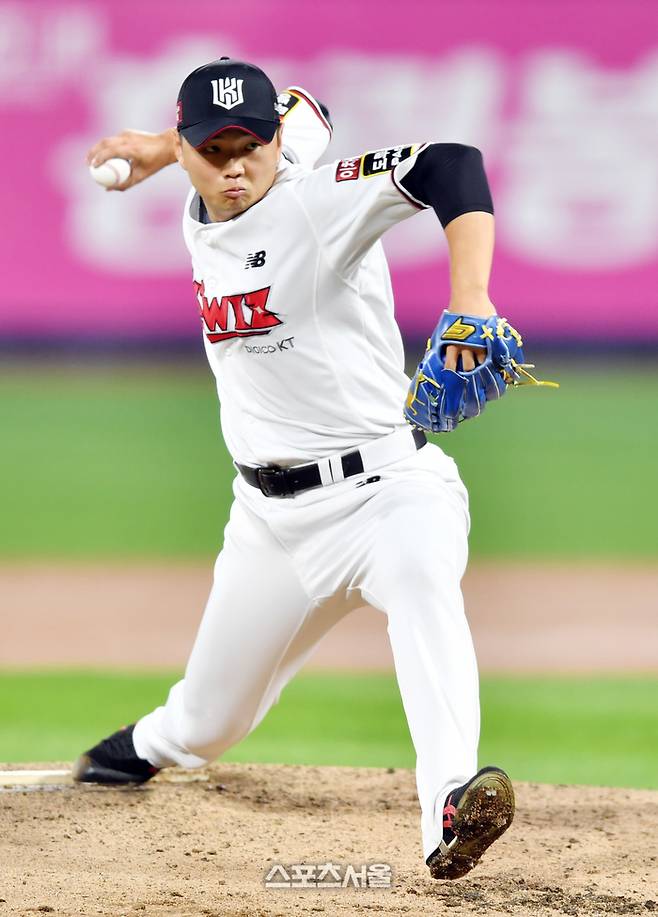 KT 우완사이드암 이선우가 4일 수원KT위즈파크에서 열린 2023프로야구 KT위즈와 KIA타이거즈의 경기 더블헤더 2차전 선발역투하고 있다.  2023.10.04.  수원 | 강영조기자 kanjo@sportsseoul.com