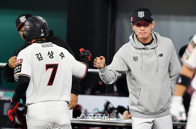 KT 이강철 감독이 4일 수원KT위즈파크에서 열린 2023프로야구 KT위즈와 KIA타이거즈의 경기 더블헤더 2차전 1회말 무사 1,2루에서 알포드 1타점 안타때 득점한 김상수를 맞고 있다.  2023.10.04.  수원 | 강영조기자 kanjo@sportsseoul.com