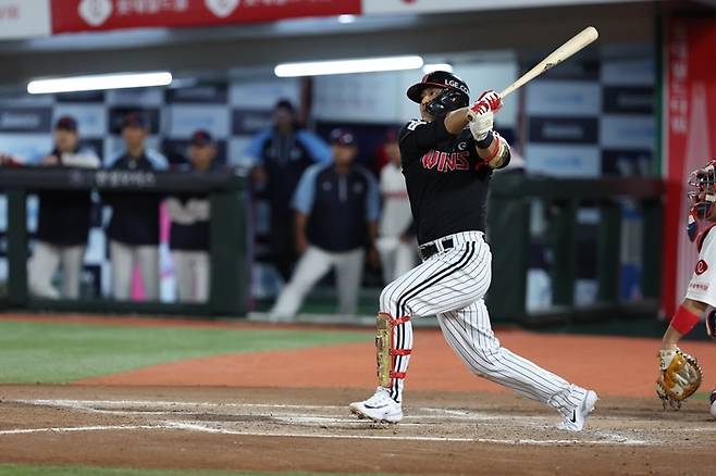 LG 김민성이 4일 사직 롯데전에서 적시타를 치고 있다. 사진 | LG 트윈스