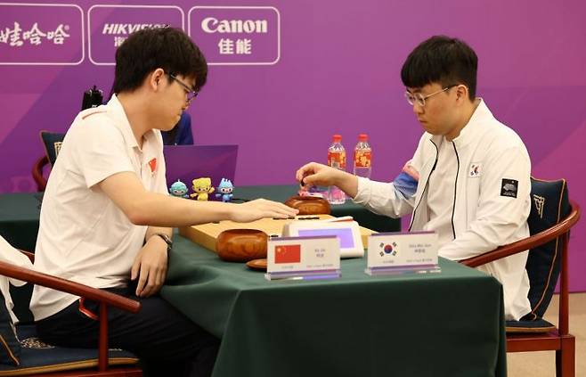 3일 중국 저장성 중국기원 분원에서 열린 19회 항저우 아시안게임 바둑 남자단체 결승전에서 한국 신민준(사진 오른쪽)이 중국 커제와 대국하고 있다. [이미지출처=연합뉴스]