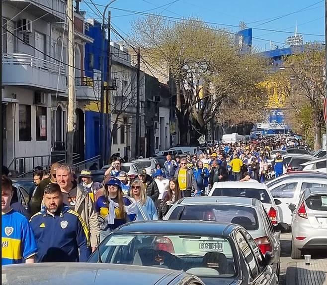 지난 1일(현지 시각) 아르헨티나 수도 부에노스아이레스의 라 봄보네라에서 열린 보카주니어스와 리버플레이트의 '수페르클라시코' 경기 이후 팬들이 질서 있게 경기장을 빠져나오고 있다. /서유근 특파원