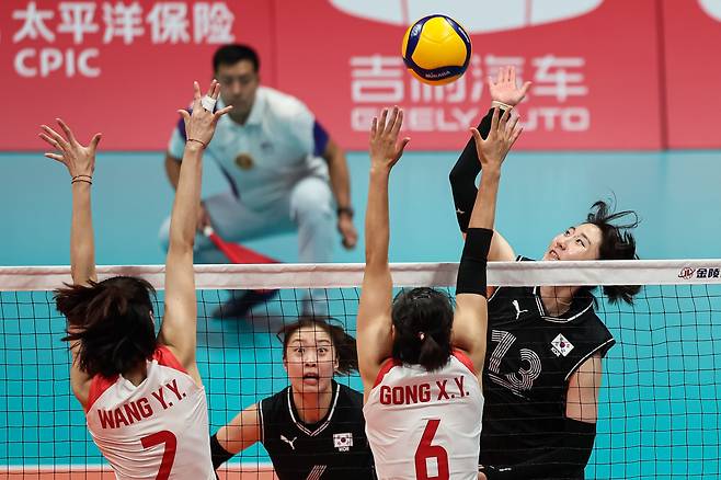 4일 중국 항저우 사범대학 창첸캠퍼스 체육관에서 열린 2022 항저우 아시안게임 여자배구 8강 라운드 한국과 중국의 경기에서 박정아가 공격을 시도하고 있다. /뉴스1