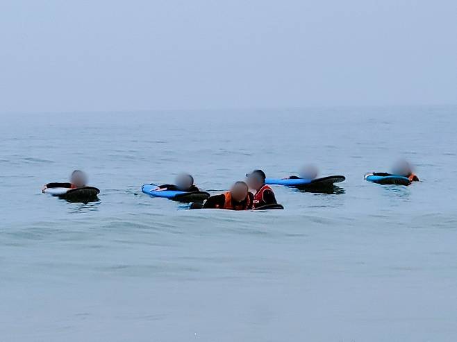 강원도 양양군 현남면 인구해변에서 지난달 26일 사람들이 서핑하고 있다. /홍다영 기자
