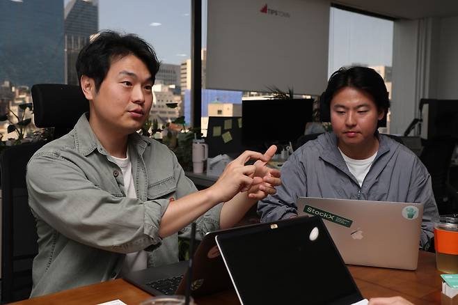 지난달 22일 서울 강남구 역삼동 사무실에서 그루우 귄휘광(왼쪽) 대표와 강동희 CTO가 조선비즈와 인터뷰를 하고 있다./장련성 기자