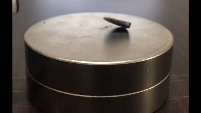 LK-99의 초전도체 특성을 주장한 영상 캡쳐 (사이언스 캐스트(Science Cast)의 김현탁 계정에 올라온 영상 갈무리). /뉴스1