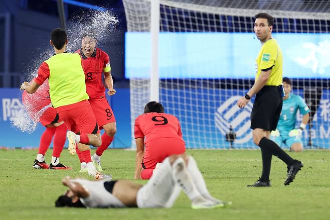 4일 오후 중국 항저우 황룽 스포츠센터 스타디움에서 열린 2022 항저우 아시안게임 남자 축구 대한민국과 우즈베키스탄의 4강전에서 2대1로 승리한 대한민국 선수들이 승리를 자축하고 있다./뉴스1