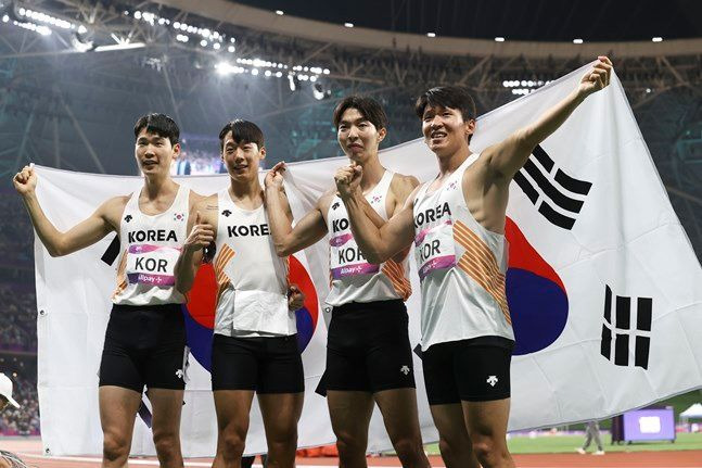 3일 중국 항저우 올림픽 스포츠센터 스타디움에서 열린 2022 항저우 아시안게임 남자 400m 계주 결선에서 동메달을 획득한 이정태, 김국영, 이재성, 박원진이 기념촬영을 하고 있다. ⓒ 뉴시스